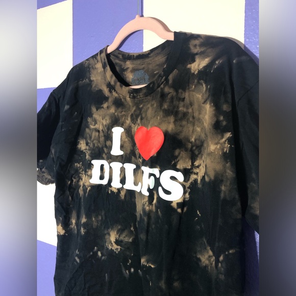 NWOT Danny Duncan “I Heart Dilfs” Novelty Tee in Acid Wash Black - Size L - Picture 2 of 4